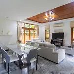 4 Bed Songthai - 5 Holiday home