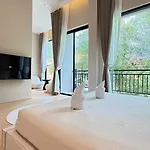 Aura J23a - 8 Villa