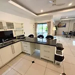 Villa Newly Renovated - 2 Bedroom - Private Pool Villa, Centre *