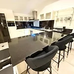 Newly Renovated - 2 Bedroom - Private Pool Villa, Centre * Pattaya