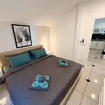 Villa Newly Renovated - 2 Bedroom - Private Pool Villa, Centre *