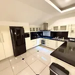 Newly Renovated - 2 Bedroom - Private Pool Villa, Centre Villa