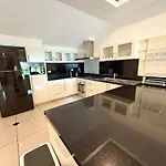 Villa Newly Renovated - 2 Bedroom - Private Pool Villa, Centre