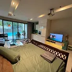 อพาร์ทเม้น Beachfront Luxe With Pool Access And Terrace *