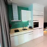Beachfront Luxe With Pool Access And Terrace อพาร์ทเม้น