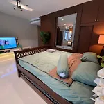 อพาร์ทเม้น Beachfront Luxe With Pool Access And Terrace