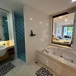 อพาร์ทเม้น Beachfront Luxe With Pool Access And Terrace Pattaya
