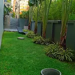 อพาร์ทเม้น Laid Back Tropical Garden