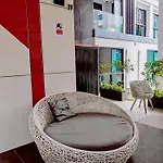 อพาร์ทเม้น Laid Back Tropical Garden