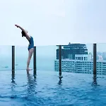 Great Location, Walk To The And Pool อพาร์ทเม้น