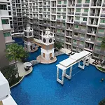 อพาร์ทเม้น Luxurious With Pool Access