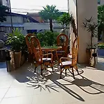 อพาร์ทเม้น Laid Back Tropical Garden *
