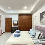 Luxury Semi-2bed Pool Near & Walking Street! * Pattaya