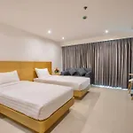 โรงแรม Fourium And Serviced 3*