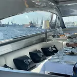 Botel Plum Private Yacht Clubhouse *