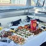 Plum Private Yacht Clubhouse Botel *