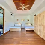 4 Bed Songthai - 5 Holiday home *