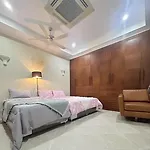 ฮอลิเดย์พาร์ค Mj42 House Majestic Poolvillas Pattaya