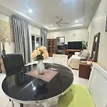 ฮอลิเดย์พาร์ค Mj42 House Majestic Poolvillas Pattaya