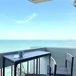 อพาร์ทเม้น Beachfront 3br With Ocean-view Balcony