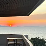 Beachfront 3br With Ocean-view Balcony อพาร์ทเม้น Pattaya