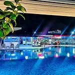 5分钟到海边 市中心 全新房 全新泳池 自助锁 网络电视 阳台 私人洗衣机 可两房联订