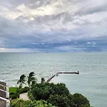 Beachfront 3br With Ocean-view Balcony