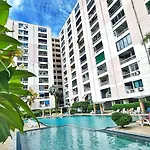 5分钟到海边 市中心 全新房 全新泳池 自助锁 网络电视 阳台 私人洗衣机 可两房联订 อพาร์ทเม้น