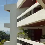 Beachfront 3br With Ocean-view Balcony อพาร์ทเม้น *