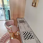 5分钟到海边 市中心 全新房 全新泳池 自助锁 网络电视 阳台 私人洗衣机 可两房联订 อพาร์ทเม้น *