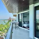 Beachfront 3br With Ocean-view Balcony Pattaya