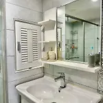 อพาร์ทเม้น Beachfront 3br With Ocean-view Balcony *