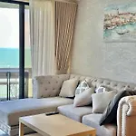 อพาร์ทเม้น Beachfront 3br With Ocean-view Balcony