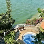 อพาร์ทเม้น Beachfront 3br With Ocean-view Balcony