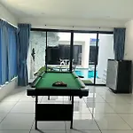 Monalisa Pararise Pool Homestay