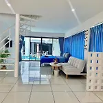 Monalisa Pararise Pool Homestay