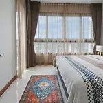 วันหยุดที่บ้าน Luxury Large One Bedroom Seaview Serviced At Wongamat,