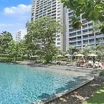 วันหยุดที่บ้าน Luxury Large One Bedroom Seaview Serviced At Wongamat, Pattaya