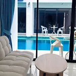 Monalisa Pararise Pool Homestay *