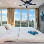 Panoramic View Tower: Garden Oasis