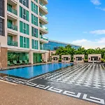 อพาร์ทเม้น Rare Panoramic Sea, & Mountain Views - Xxl Balcony - 1gbps Blazing Fast Free Wifi - Pool - Gym - Pool Table - Steam - Sauna - Bar *