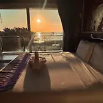 The Globe Hotel, Bar & Restaurant