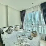 อพาร์ทเม้น The Base 市中心公寓 无边游泳池