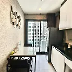 The Base 市中心公寓 无边游泳池