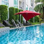 芭提雅市中心高端泳池花园公寓 椰子树下步行街旁