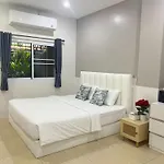 บ้านพ่อกับแม่ by ทองนาค อพาร์ตเมนต์ Dad N Mom\'s House By Thongnak Apartment