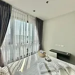 อพาร์ทเม้น The Base 市中心公寓 无边游泳池 *