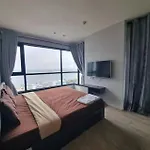 The Base海景网红顶层无边泳池 双卧室套房 อพาร์ทเม้น Pattaya