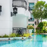 芭提雅市中心高端泳池花园公寓 椰子树下步行街旁