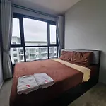อพาร์ทเม้น The Base海景网红顶层无边泳池 双卧室套房 *